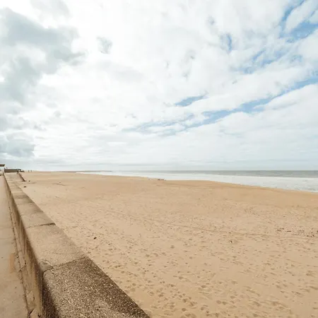 Espinho Seawalk And Seaview By Vacationy