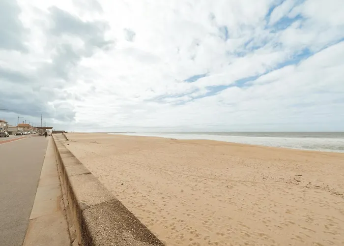 Espinho Seawalk And Seaview By Vacationy
